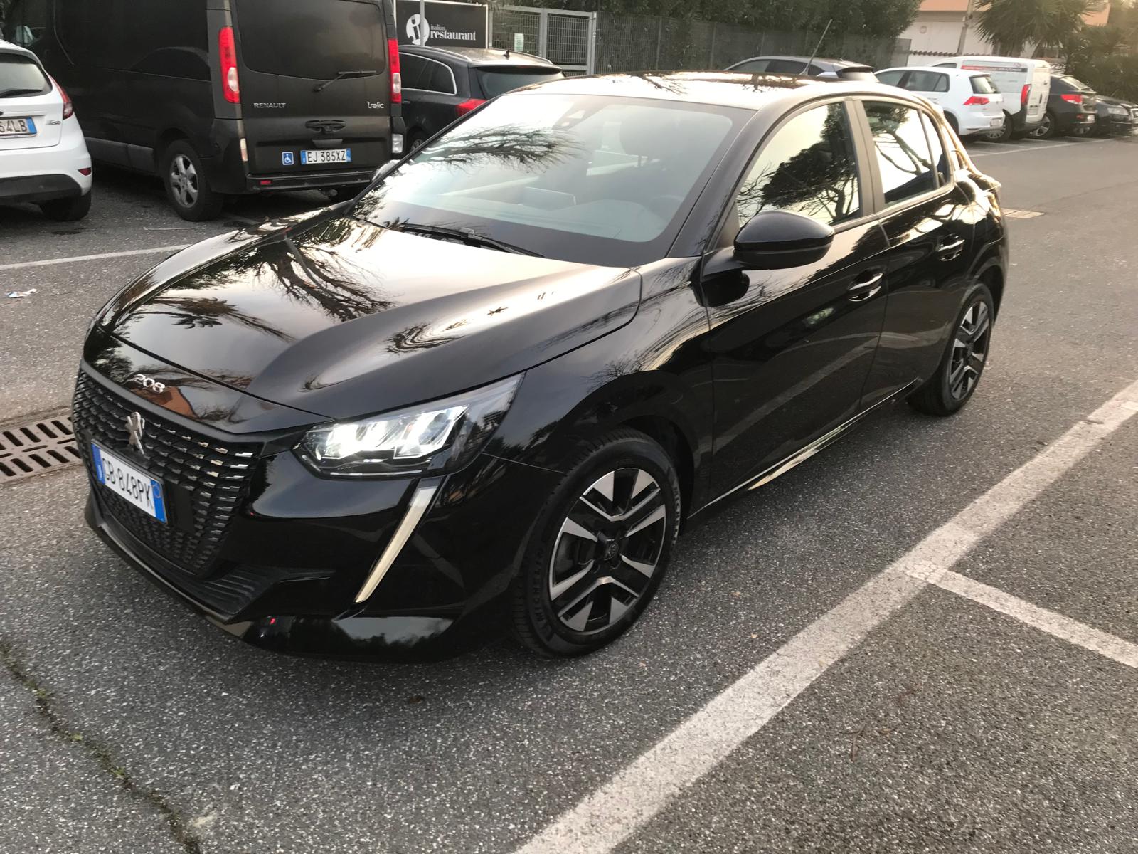 Peugeot 208 foto 2