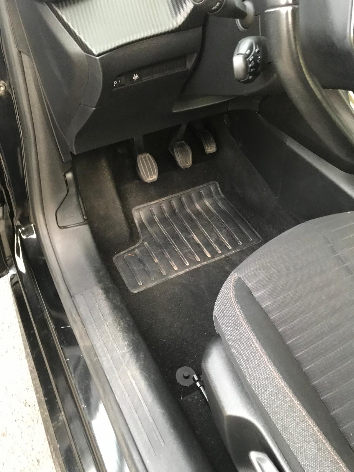 Peugeot 208 foto 14